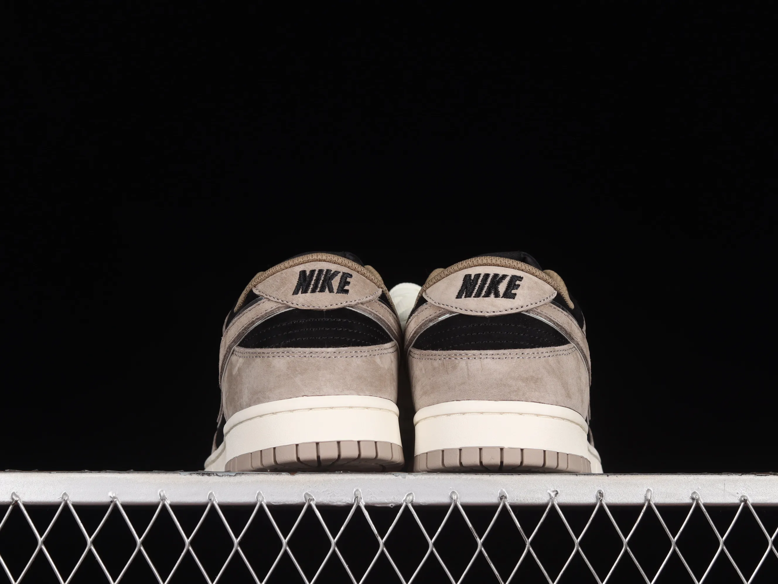 All Categories Nk SB Dunk Series Nk SB Dunk Low Low-top sneakers Otomo Katsuhiro x Nk SB Dunk Low "Steamboy OST" Creative customization collaboration Otomo Katsuhiro co-branded SB low-top sports and leisure sneakers FF0918-013